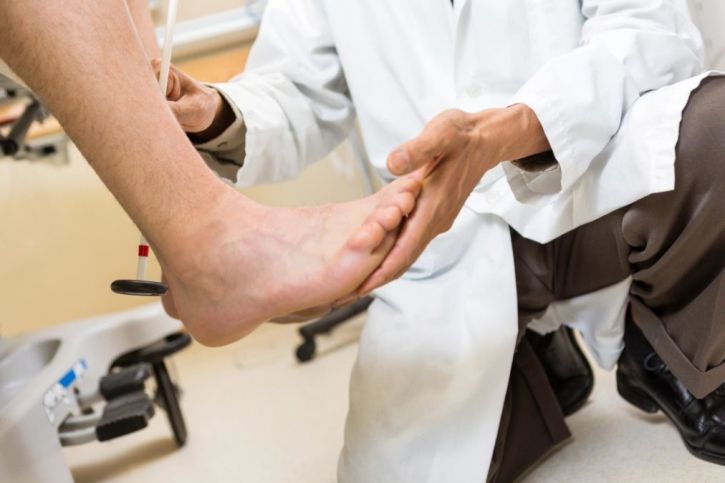 Uszkodzenie nerwu strzałkowego